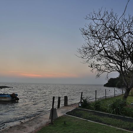 Regenta Arie Lagoon Negombo Exteriör bild